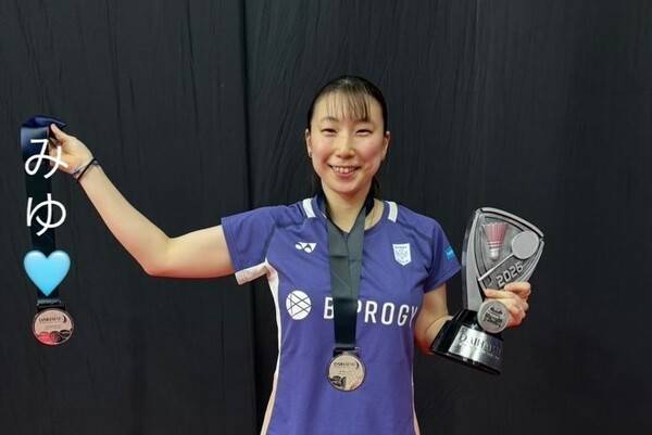 日 배드민턴 급조 페어, 결승 몇 시간 앞두고 의문에 부전패→시상대에 홀로 등장...그럼에도 웃었다