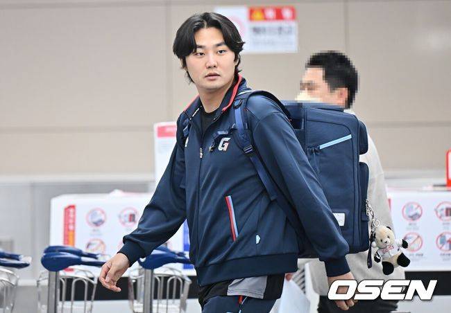 ‘결혼 한 달 만에 파경’ 정철원, 인플루언서 아내 폭로전에도 침묵…논란 속 스프링캠프 출국