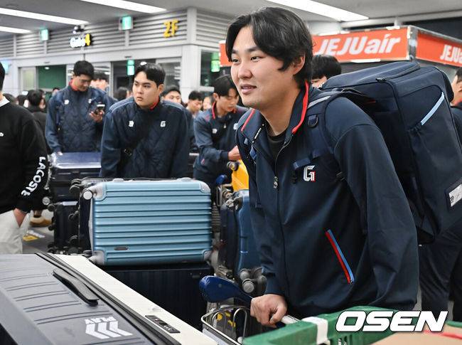 ‘결혼 한 달 만에 파경’ 정철원, 인플루언서 아내 폭로전에도 침묵…논란 속 스프링캠프 출국