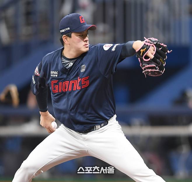 롯데, 마가 꼈나…김원중 최준용 이어 정철원까지 악재에 우는 ‘불펜 3총사’