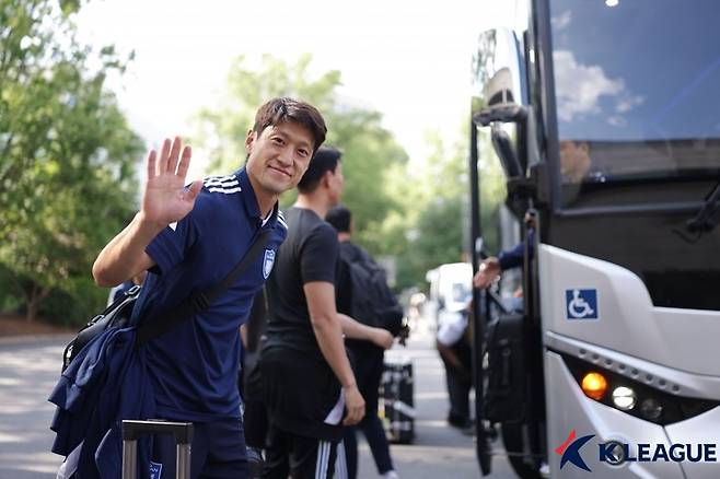 '울산과 결별' 이청용, 결국 고개 숙였다...