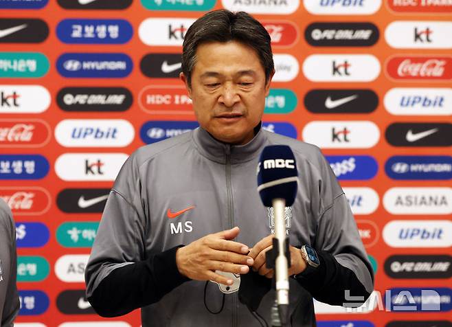 이민성 감독, 황재윤 SNS 논란에 단호한 '경고장'...