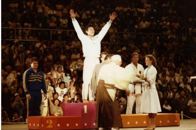 LA 금메달까지 내놨다… 하형주, '유도 인생' 통째로 기증