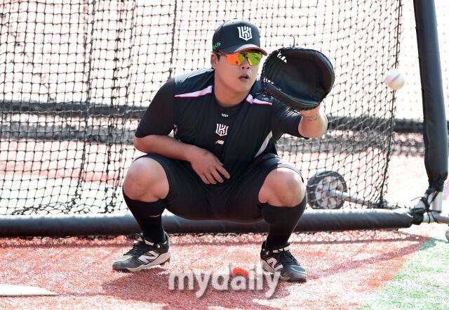 '한화 팬들 관심 집중' 100억 포수 강백호는 볼 수 없나…김경문 직접 답했다