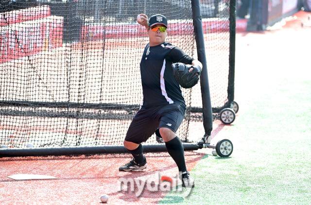 '한화 팬들 관심 집중' 100억 포수 강백호는 볼 수 없나…김경문 직접 답했다