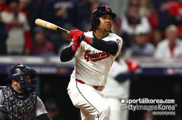 '50세까지 매년 145억' 노후 걱정은 없겠네...13년 '원클럽맨' 은퇴해도 돈 나오는 파격 계약 체결