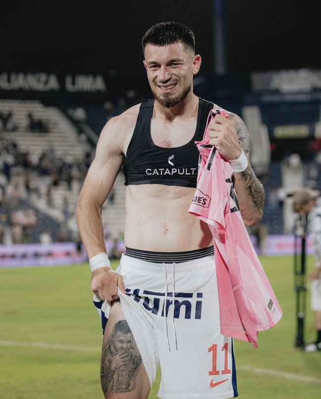 ‘메시가 유니폼 교환해 주다니…’ 눈물 펑펑 오열, 몸에 메시 문신 새기고 ‘평생소원 성취’