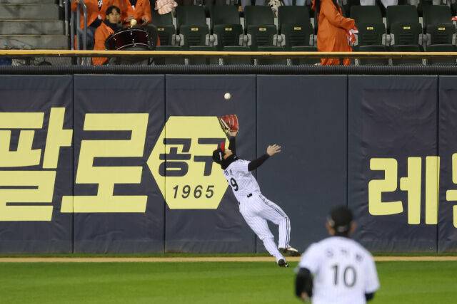 김현수 공백을 '외야 19G' 내야수로 메꾸다니? 훈련 비중 66% 개조 프로젝트 돌입…