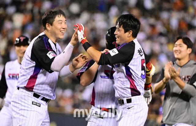 김현수 공백을 '외야 19G' 내야수로 메꾸다니? 훈련 비중 66% 개조 프로젝트 돌입…