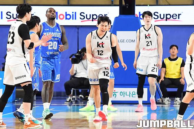 “마음 놓고 하라 했더니 진짜 마음 놓고 하더라” 후반전 깨어난 강성욱, 문경은 감독의 뼈있는 농담