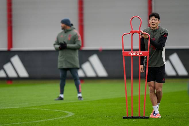 韓 축구 '대박' 경사, 김민재 뮌헨 잔류→1월 첼시 합류 없다...