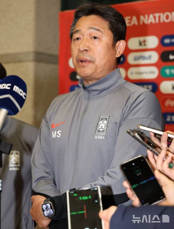 韓 국가대표 감독이 23세 유망주 '욕받이' 만들고