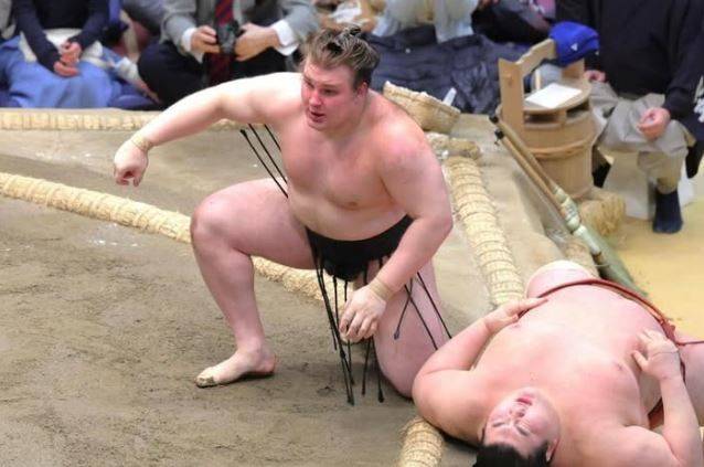 日 스모판 술렁…우크라 난민 출신, 2년 연속 우승