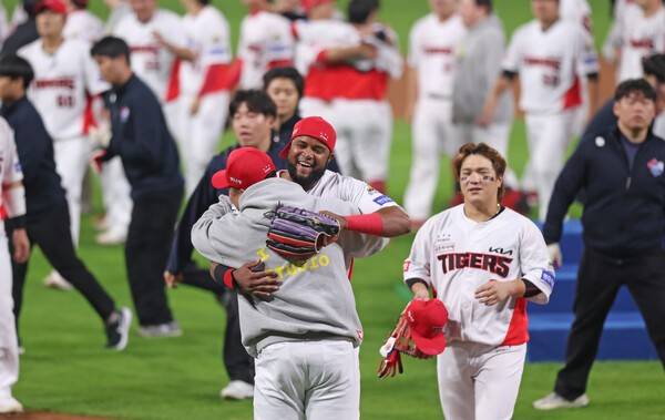 KIA 떠나서 우승하나? 연장 11회 결승타→극적 승리…'테스형' 소크라테스, 고국서 트로피까지 단 한 걸음