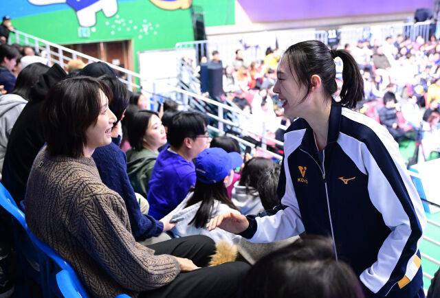 관중석 뛰어 올라가 손 꼭 잡은 '별 중의 별', '배구여제' 만난 뒤 은퇴 암시 [유진형의 현장 1mm]