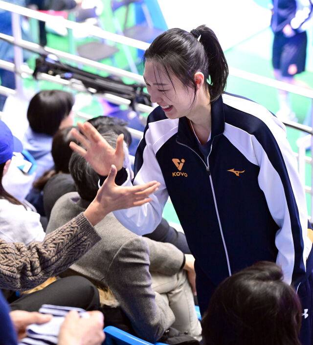관중석 뛰어 올라가 손 꼭 잡은 '별 중의 별', '배구여제' 만난 뒤 은퇴 암시 [유진형의 현장 1mm]