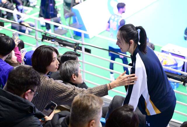 관중석 뛰어 올라가 손 꼭 잡은 '별 중의 별', '배구여제' 만난 뒤 은퇴 암시 [유진형의 현장 1mm]