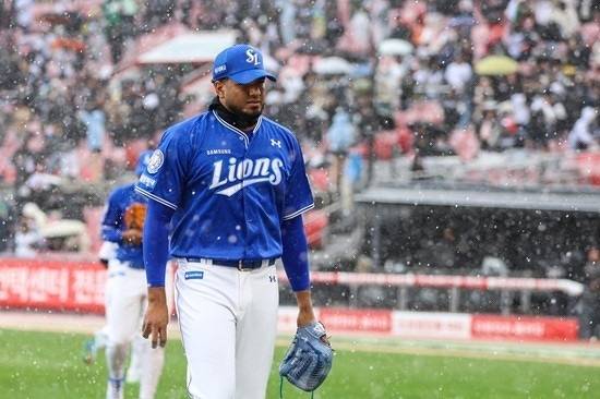 눈물로 떠난 삼성의 '가을 영웅', 또 한번 '라이온스' 유니폼 입고 재기 노린다