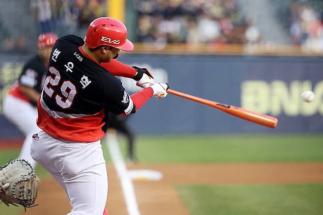 한화, KIA 보상선수 선택 임박···투수냐 거포냐