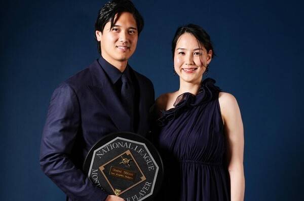 드레스 가격 실화냐?...남편 오타니, MVP 시상식 함께한 아내 마미코,