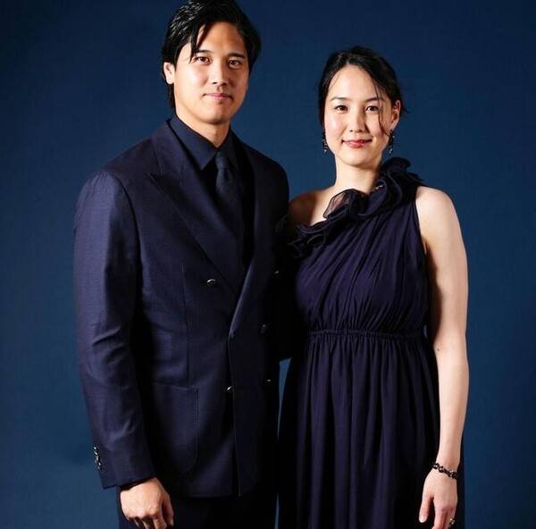 드레스 가격 실화냐?...남편 오타니, MVP 시상식 함께한 아내 마미코,