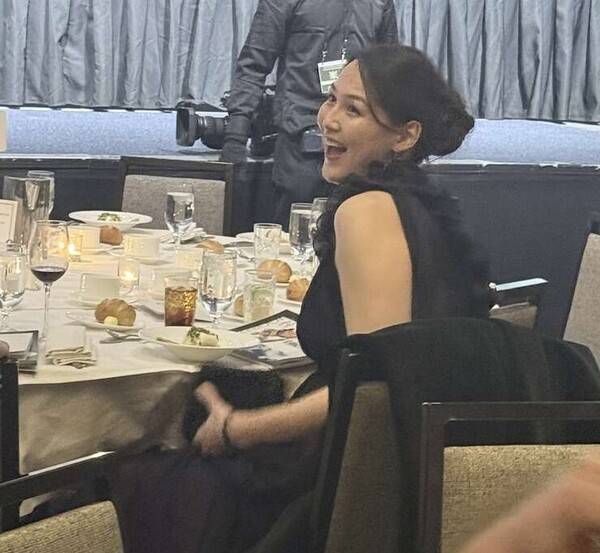 드레스 가격 실화냐?...남편 오타니, MVP 시상식 함께한 아내 마미코,