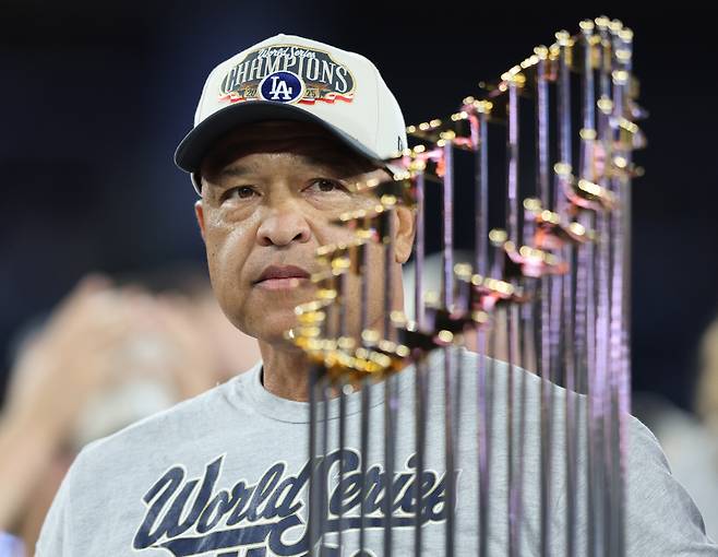 '사상 최초' 그런데 또 다저스야?…'ML 944승' 로버츠의 도전장