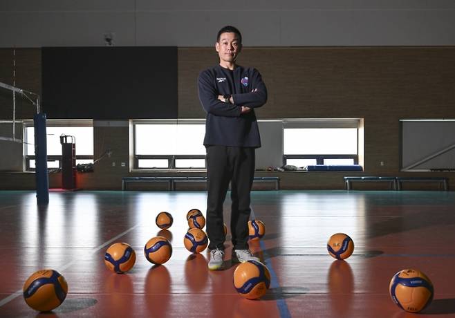 [인터뷰]‘쌍따봉’이 깨운 잠재력…여자배구 판 흔드는 돌풍의 주인공, 여오현 IBK기업은행 감독대행