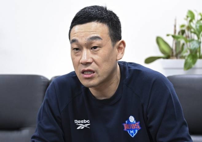 [인터뷰]‘쌍따봉’이 깨운 잠재력…여자배구 판 흔드는 돌풍의 주인공, 여오현 IBK기업은행 감독대행