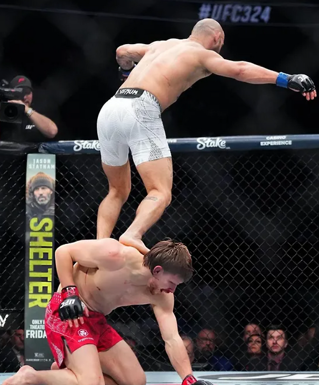 ‘상대 등 밟고 점프’ UFC서 나온 명장면, 제앙 실바의 반칙이었나 “척추를 찼다면…”