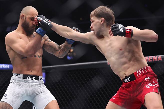 ‘상대 등 밟고 점프’ UFC서 나온 명장면, 제앙 실바의 반칙이었나 “척추를 찼다면…”