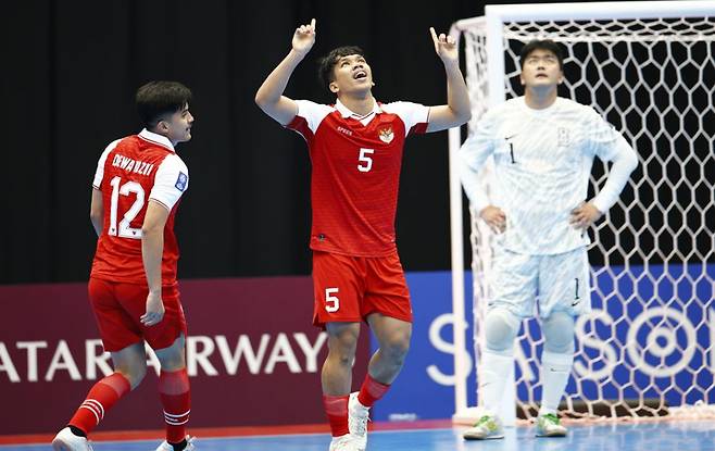 '신태용 깜짝 등장 화제' 인도네시아에 0-5 대패한 한국 풋살