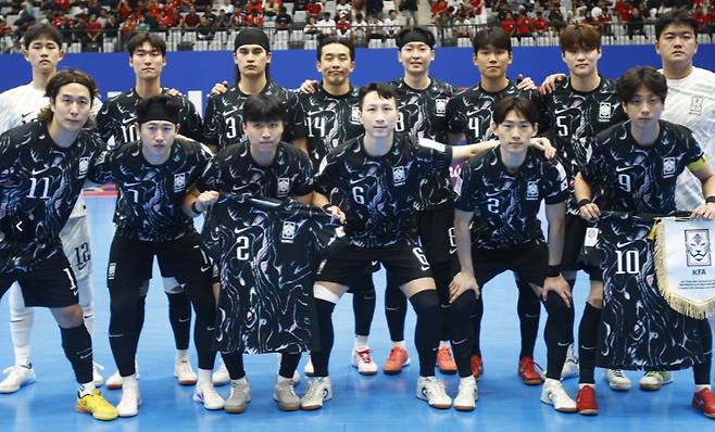 '신태용 깜짝 등장 화제' 인도네시아에 0-5 대패한 한국 풋살