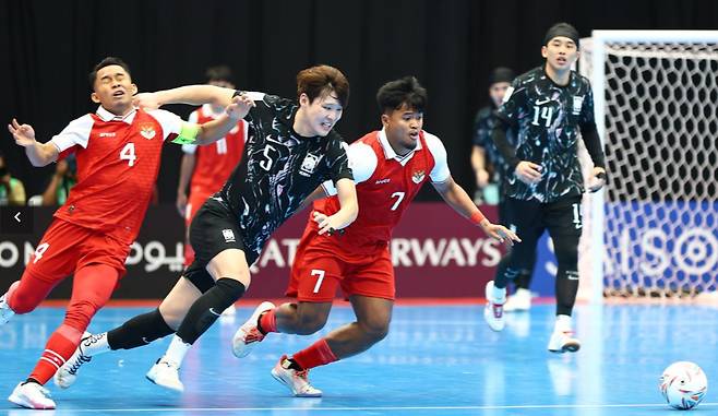 '신태용 깜짝 등장 화제' 인도네시아에 0-5 대패한 한국 풋살