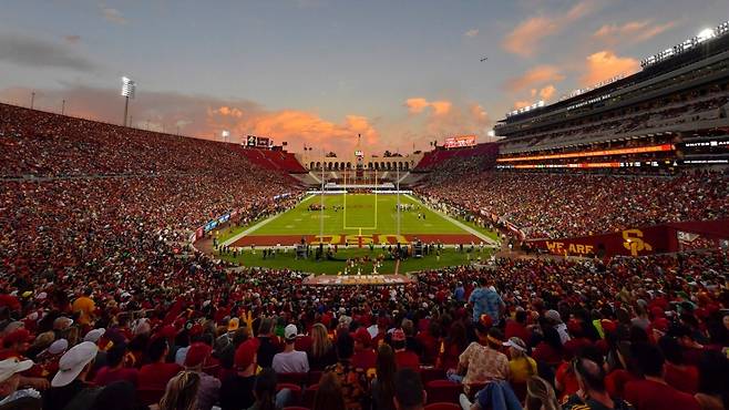 '손흥민·메시 맞대결' 약 8만 관중 앞에서 열린다 'MLS 사상 최초 경기장'
