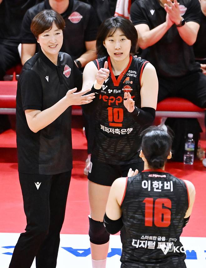 도로공사의 챔프전 직행? 흥국생명-현대건설의 2위 경쟁? 여자부 최초 준플레이오프 성사? V리그 여자부는 후반기에도 재밌을 예정 [남정훈의 오버 더 네트]