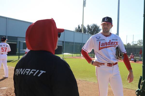 첫 피칭이라 가볍게 던졌는데 이런 구위가...포수 이지영-경헌호 코치 대만족, SSG 베니지아노 대물일세