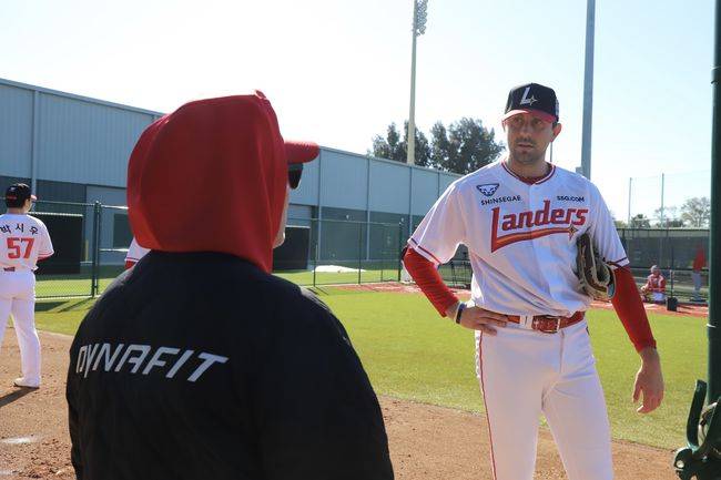 외인 교체 ‘신의 한 수’ 되나…196cm 장신 좌완 드디어 베일 벗다, 40세 포수 감탄 “가볍게 던졌는데 힘 느껴져”