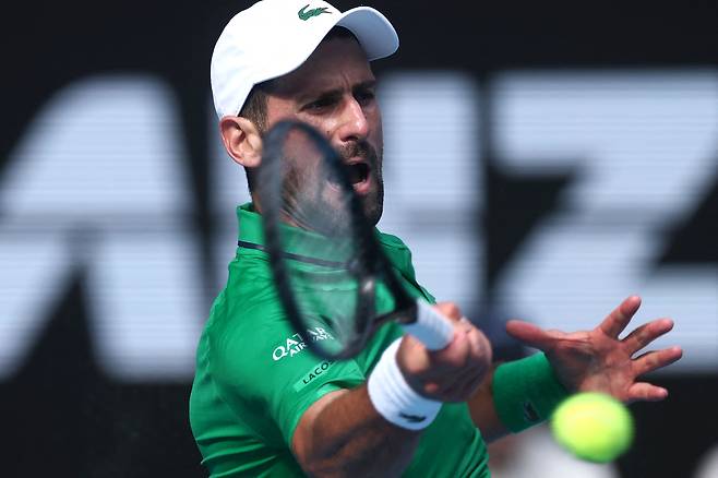 세트 스코어 0-2에서 상대가 기권…‘행운 따른’ 조코비치, 무세티 부상으로 극적인 호주오픈 4강행