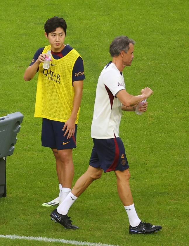 韓 축구 '난리 났다'…토트넘-아틀레티코에서 뛰는 이강인 못 본다…'파리 지옥' 만든 엔리케 감독 종신 재계약 유력
