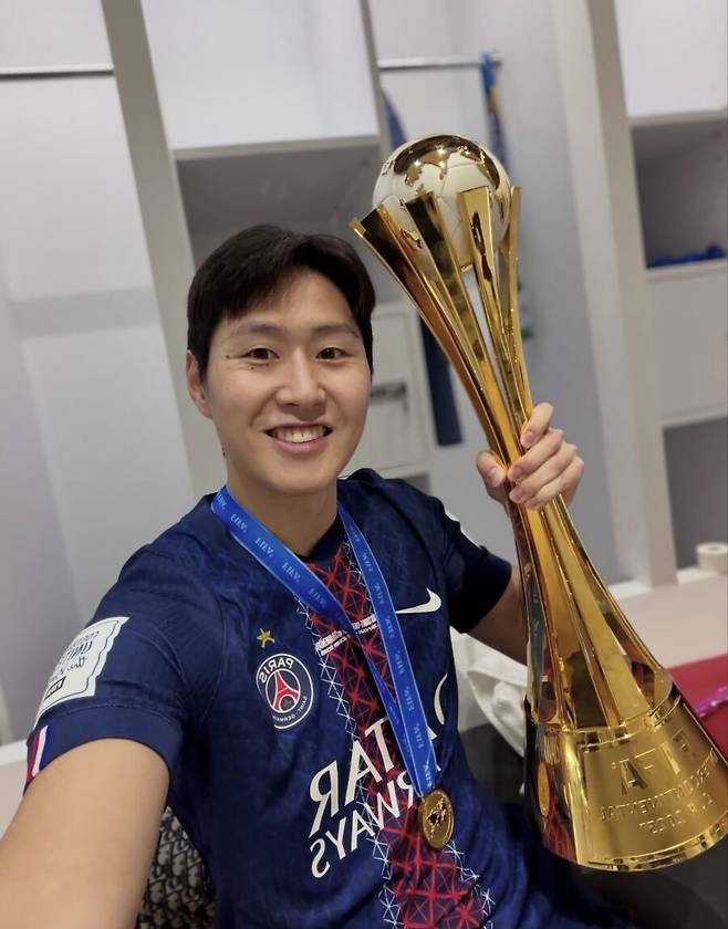 韓 축구 '난리 났다'…토트넘-아틀레티코에서 뛰는 이강인 못 본다…'파리 지옥' 만든 엔리케 감독 종신 재계약 유력