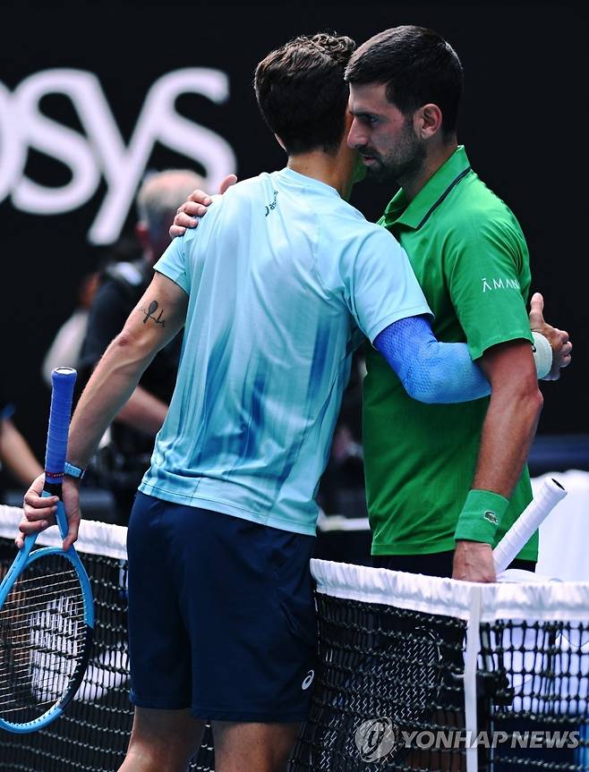 조코비치의 천운…두 세트 내주고 기권승으로 호주오픈 4강행(종합)