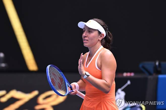 조코비치의 천운…두 세트 내주고 기권승으로 호주오픈 4강행(종합)