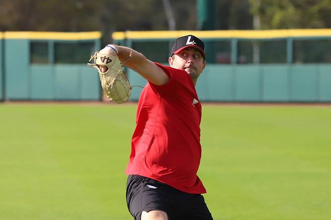 '드디어 베일 벗었다!' 무려 155㎞ 韓 첫 경험 파이어볼러 불펜 피칭 실시→공 직접 받아본 40세 베테랑 포수 소감은