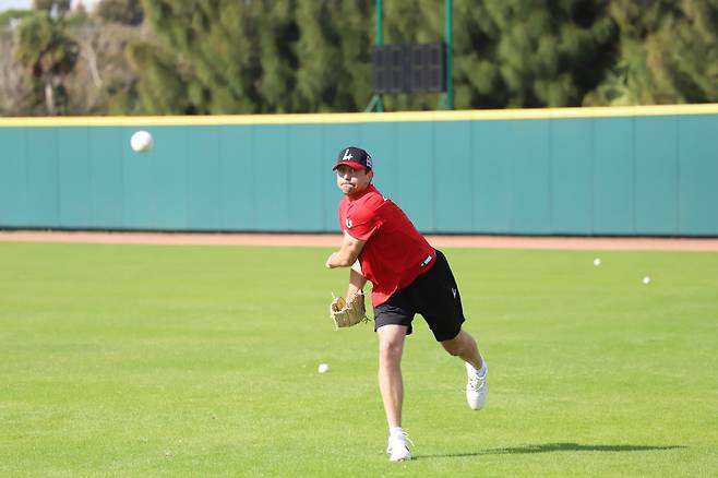 '드디어 베일 벗었다!' 무려 155㎞ 韓 첫 경험 파이어볼러 불펜 피칭 실시→공 직접 받아본 40세 베테랑 포수 소감은