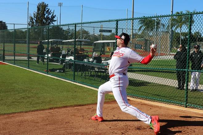 '드디어 베일 벗었다!' 무려 155㎞ 韓 첫 경험 파이어볼러 불펜 피칭 실시→공 직접 받아본 40세 베테랑 포수 소감은