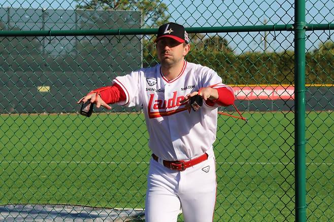 '드디어 베일 벗었다!' 무려 155㎞ 韓 첫 경험 파이어볼러 불펜 피칭 실시→공 직접 받아본 40세 베테랑 포수 소감은