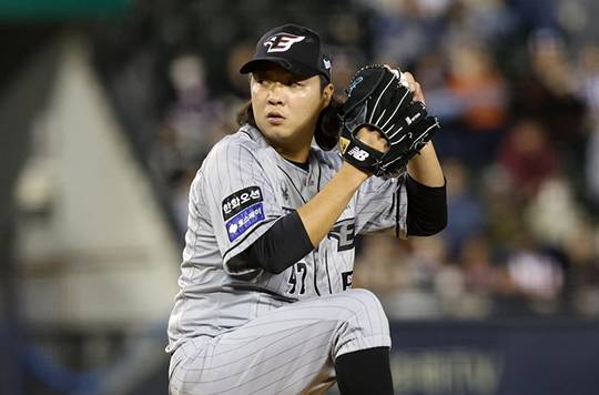 외야 자원이냐, 우완 유망주냐, 중복 자원이냐...한화-KIA의 김범수 보상선수 눈치게임 승자는?