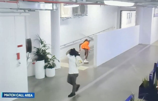 세계 3위가 '59분 만에 참패'…테니스 女 스타 코코 가우프, 분노의 라켓 박살→사생활 침해 논란