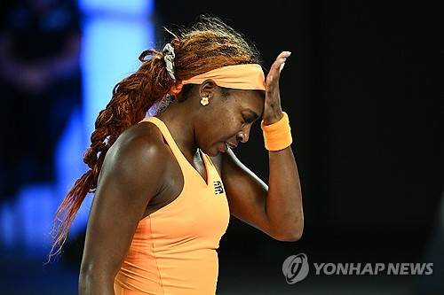 세계 3위가 '59분 만에 참패'…테니스 女 스타 코코 가우프, 분노의 라켓 박살→사생활 침해 논란